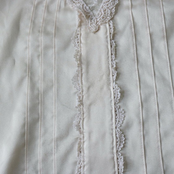 Beautiful cream victorian style blouse - Picture 3 of 8